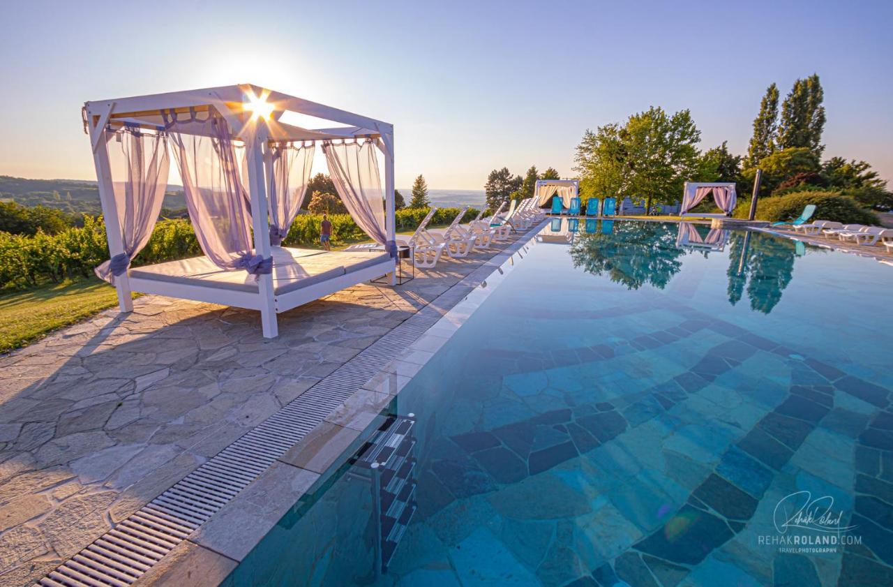 Hilltop Borbirtok & Etterem Hotel Neszmély Екстериор снимка