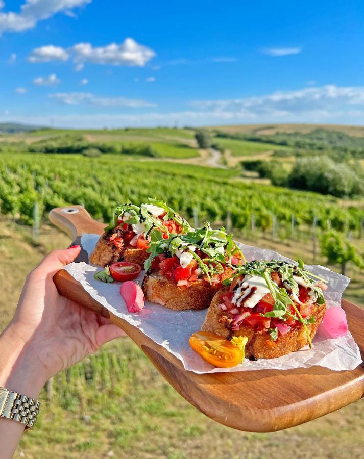Hilltop Borbirtok & Etterem Hotel Neszmély Екстериор снимка
