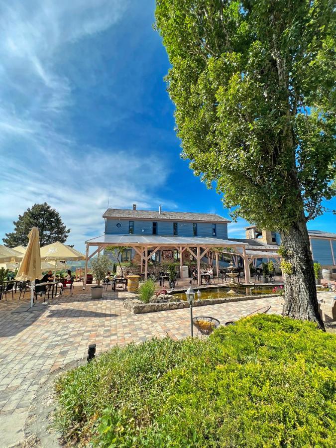 Hilltop Borbirtok & Etterem Hotel Neszmély Екстериор снимка