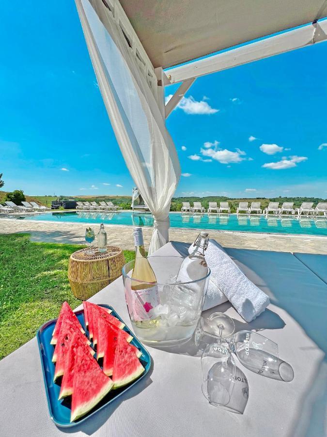 Hilltop Borbirtok & Etterem Hotel Neszmély Екстериор снимка
